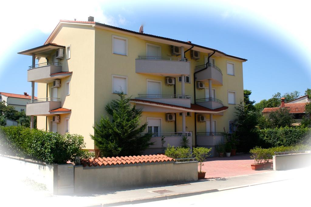 Yellow House Apartman Pula